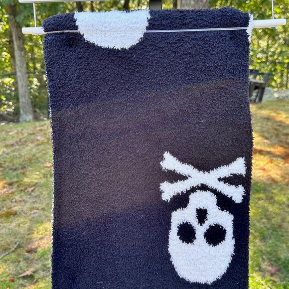 NEW Reversible Black & White Skull  Throw Halloween Blanket Cupcakes & Cashmere - Picture 9 of 9